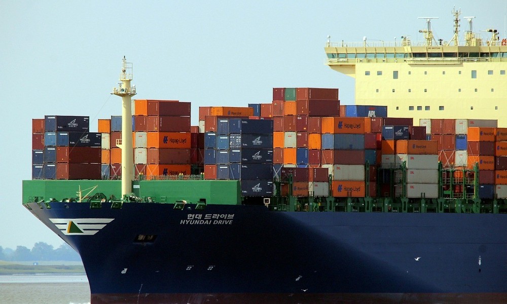 Freight container ship